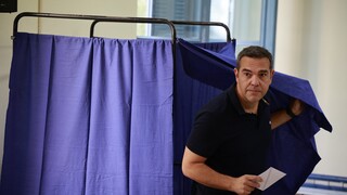 Ψήφισε στην Καισαριανή ο Τσίπρας: «Τους αγώνες θα τους δώσουμε όλοι μαζί ενωμένοι»