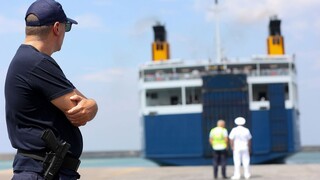 Πειραιάς: Στον εισαγγελέα πλοίαρχος, ύπαρχος και λοστρόμος για τους ναυτικούς που έπεσαν στη θάλασσα