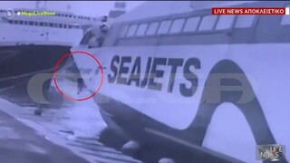 Πειραιάς: Τρομάζει το βίντεο με την πτώση των δύο ναυτικών από το πλοίο στη θάλασσα