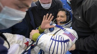 Επέστρεψε ο αστροναύτης που έσπασε το ρεκόρ της NASA για παραμονή στο διάστημα