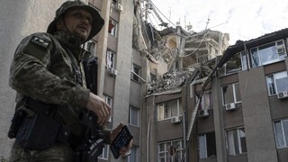 Πόλεμος Ουκρανία: Δύο νεκροί και δέκα τραυματίες από ρωσικούς βομβαρδισμούς στη Χερσώνα