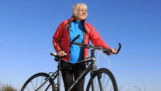 Η 85χρονη που έχασε τα τρία παιδιά της και έκανε το γύρο της Σκωτίας με ποδήλατο