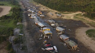 Αμαζόνιος: Πλωτός οικισμός αποκλείστηκε εξαιτίας της ξηρασίας