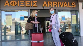Αναστάτωση σε πτήση στο Ηράκλειο: Μεθυσμένες τουρίστριες επιτέθηκαν σε επιβάτη και αστυνομικό