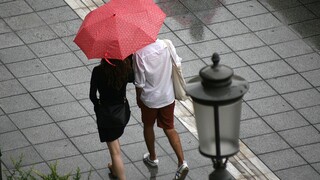 Ο καιρός σήμερα Δευτέρα: Τοπικές βροχές και καταιγίδες - Πέφτει η θερμοκρασία
