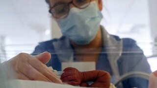 Σε διαρκή πτώση οι γεννήσεις στην Ελλάδα