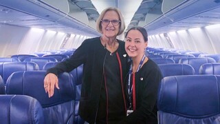 Γιαγιά και εγγονή αεροσυνοδοί, μαζί στην ίδια πτήση