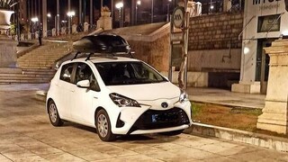 Το παρκάρισμα της χρονιάς: Οδηγός παράτησε το αυτοκίνητό του στην πλατεία Συντάγματος