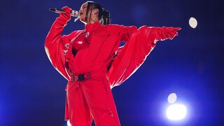 «Ξεπούλησε» η κόκκινη φόρμα που φόρεσε η Ριάνα στο Super Bowl - Το «αστρονομικό» ποσό του ρούχου