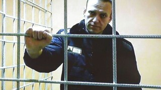 Αλεξέι Ναβάλνι: Μεταφέρθηκε με τη βία στον ανακριτή - Αρνήθηκε να εγκαταλείψει το κελί του