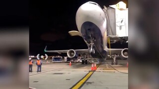 Το αεροπλάνο JetBlue έγειρε προς τα πίσω κατά την εκφόρτωση στο αεροδρόμιο JFK