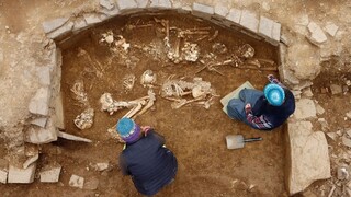 Σπάνιος τάφος με σκελετούς 5.000 ετών αποκαλύφθηκε στη Σκωτία