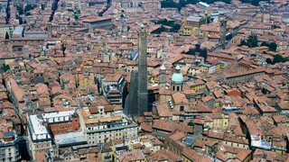 Φόβοι για τη σταθερότητα του διάσημου κεκλιμένου πύργου της Μπολόνια, αποκλείστηκαν οι γύρω δρόμοι