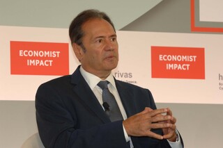 Τρύφων στο Economist: Η υπερφορολόγηση του κλάδου στερεί κεφάλαια από την ανάπτυξη