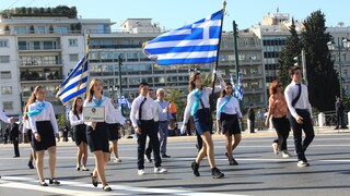 28η Οκτωβρίου: Πλήθος κόσμου στη μαθητική παρέλαση στο κέντρο της Αθήνας