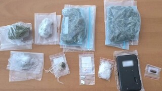 Φθιώτιδα: Σύλληψη για ναρκωτικά και όπλα που βρέθηκαν σε σπίτι στον Άγιο Κωνσταντίνο