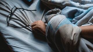 Μελέτη αποκαλύπτει πως συνδέεται η άνοια με τον βαθύ ύπνο