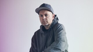 Ο DJ Shadow επιστρέφει «γυαλιστερός» με μία φρέσκια νοσταλγία για τα 80's