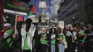 Βρετανία: Δύο γυναίκες δικάζονται για τρομοκρατία επειδή φορούσαν αυτοκόλλητα με σύμβολα της Χαμάς