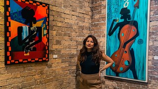 Αμάντα Γκαλάλ: Η καλλιτέχνιδα που φέρει στα έργα της την ελληνοαιγυπτιακή κουλτούρα και κληρονομιά