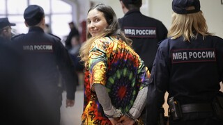 Ρωσίδα ζωγράφος αντιμέτωπη με φυλάκιση 8 ετών για αντιπολεμική διαμαρτυρία σε σούπερ μάρκετ