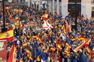 Ισπανία: Χιλιάδες Ισπανοί κατά της αμνηστίας που υποσχέθηκε ο Σάντσεθ στους Καταλανούς αυτονομιστές