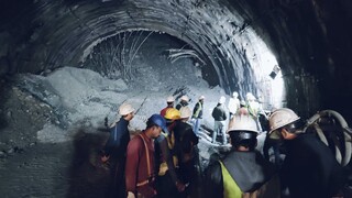 Ινδία: Αγωνία για 40 εγκλωβισμένους εργάτες σε τούνελ - Είναι ζωντανοί λένε οι διασώστες