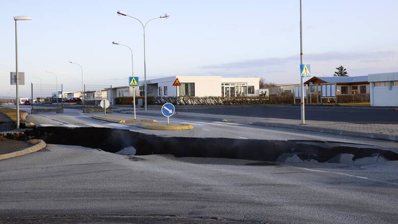 Ισλανδία: «Κομμένη» στα δύο η γη από τους σεισμούς λόγω του ηφαιστείου.