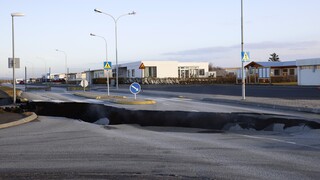 Ισλανδία: «Κομμένη» στα δύο η γη από τους σεισμούς λόγω του ηφαιστείου