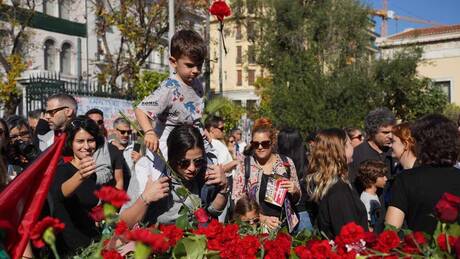 Πολυτεχνείο: Φόρος τιμής από μικρούς και μέγαλους - Όσα κατέγραψε ο φακός του CNN Greece