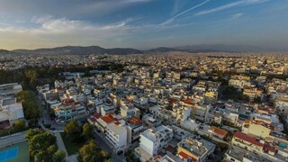 Bloomberg: Γιατί αυξάνονται ταχύτερα οι τιμές των σπιτιών στην Αθήνα