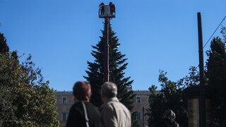 Σε ρυθμούς Χριστουγέννων στην Αθήνα - Στόλισαν το δέντρο στο Σύνταγμα