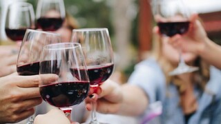 Λύθηκε το μυστήριο: Οι επιστήμονες ξέρουν πλέον γιατί το κόκκινο κρασί προκαλεί πονοκέφαλο