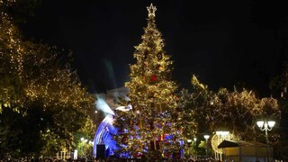 Εντυπωσιακή η φωταγώγηση του χριστουγεννιάτικου δέντρου στο Σύνταγμα (Pics & Vid)