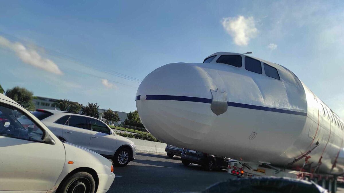 Αεροπλάνο «προσγειώθηκε» στην Εθνική Οδό και άφησε έκπληκτους τους οδηγούς (Pics)