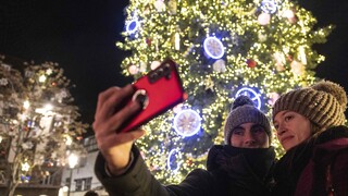 «Άρωμα» Χριστουγέννων στο Στρασβούργο - Εντυπωσιακές εικόνες από τη φωταγώγηση του δέντρου