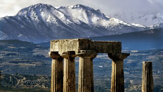 Δεσπόζει ο Ναός του Απόλλωνα με φόντο τη χιονισμένη ορεινή Κορινθία