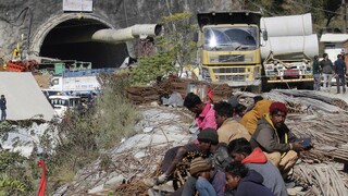 Ινδία: Ο στρατός σκάβει με τα χέρια για να απεγκλωβίσει τους 41 παγιδευμένους εργάτες