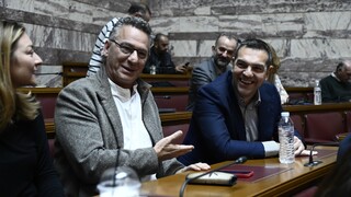 Αλέξης Τσίπρας: Τα χαμόγελα και το χειροκρότημα στη συνεδρίαση της ΚΟ του ΣΥΡΙΖΑ