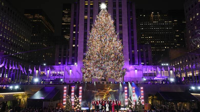 Νέα Υόρκη: Η εντυπωσιακή φωταγώγηση του χριστουγεννιάτικου δέντρου στο Rockefeller Center