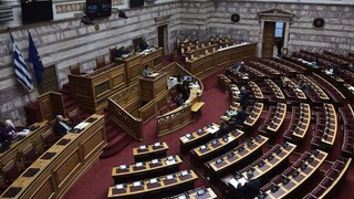 «Κόκκινα δάνεια»: Υψηλοί τόνοι στη Βουλή μεταξύ κυβέρνησης και αντιπολίτευσης
