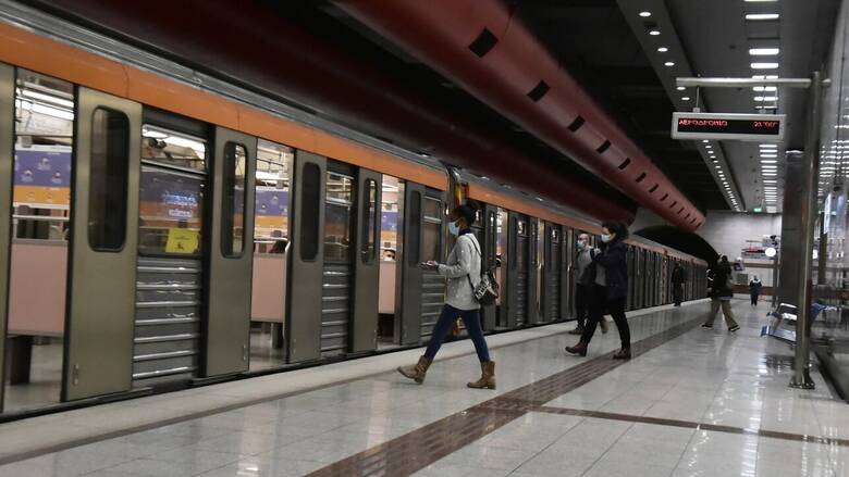 Αγία Παρασκευή: Άνδρας έπεσε στις ράγες του μετρό - Απεγκλωβίστηκε χωρίς τις αισθήσεις του