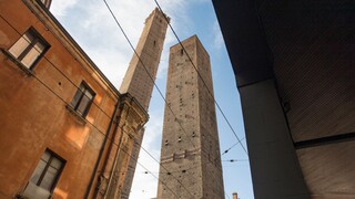 Ιταλία: 4,3 εκατ. ευρώ για τη διάσωση του κεκλιμένου πύργου της Μπολόνια
