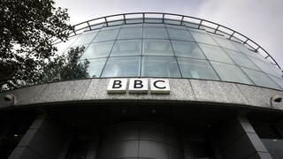 Βρετανία: Παρουσιάστρια του BBC ζητά συγγνώμη για άσεμνη χειρονομία σε live μετάδοση