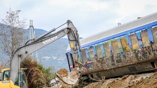 Σύγκρουση τρένων στα Τέμπη: Μήνυση του συλλόγου πληγέντων για την απομάκρυνση των βαγονιών