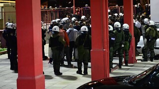 Έκτακτη σύσκεψη το Σάββατο στο Μαξίμου για την οπαδική βία - Μετά την επίθεση στον αστυνομικό