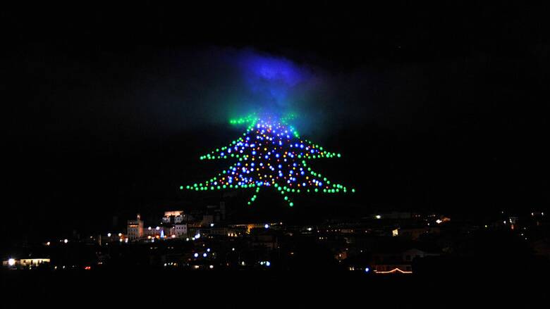 Ιταλία: Φωταγωγήθηκε στις πλαγιές του όρους Ινγκίνο το μεγαλύτερο χριστουγεννιάτικο δέντρο