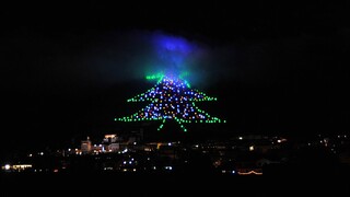 Ιταλία: Φωταγωγήθηκε στις πλαγιές του όρους Ινγκίνο το μεγαλύτερο χριστουγεννιάτικο δέντρο
