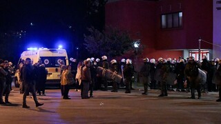 Ρέντη: Νέο βίντεο από την επίθεση κατά του αστυνομικού - Χούλιγκανς τρέχουν να κρυφτούν