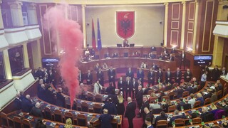 Σκηνές χάους στο αλβανικό κοινοβούλιο - Η αντιπολίτευση άναψε καπνογόνα